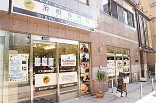 受付で予約の確認をしているスタッフ
