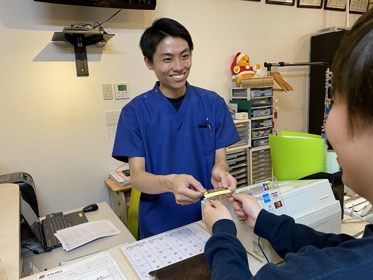 受付でお会計をしている様子